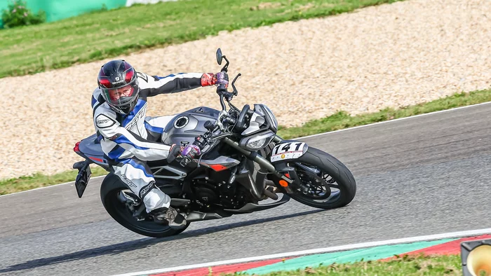 Suzuki GSX-S 750 vs Triumph Street Triple 765 S : Les mesures, la technique  - Moto-Station